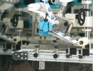 ラベル自動貼機