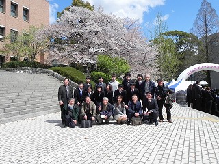 s-済・関大５月号・スプリング（奇術研究部ＯＢ会写真）.jpg